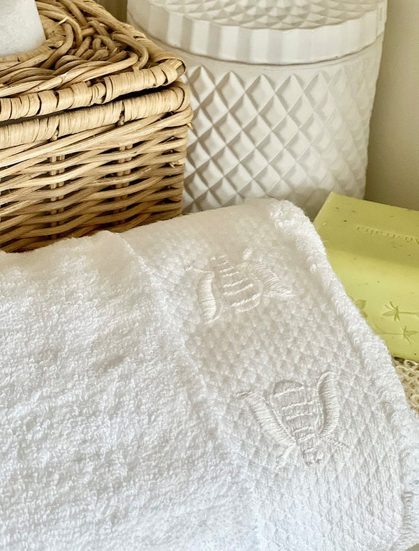 http://zjoosh.com.au/cdn/shop/products/honey-bee-hand-towel-white-800597_600x.jpg?v=1689208965