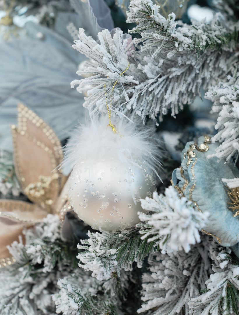 Detail - Silver bauble with white fathers