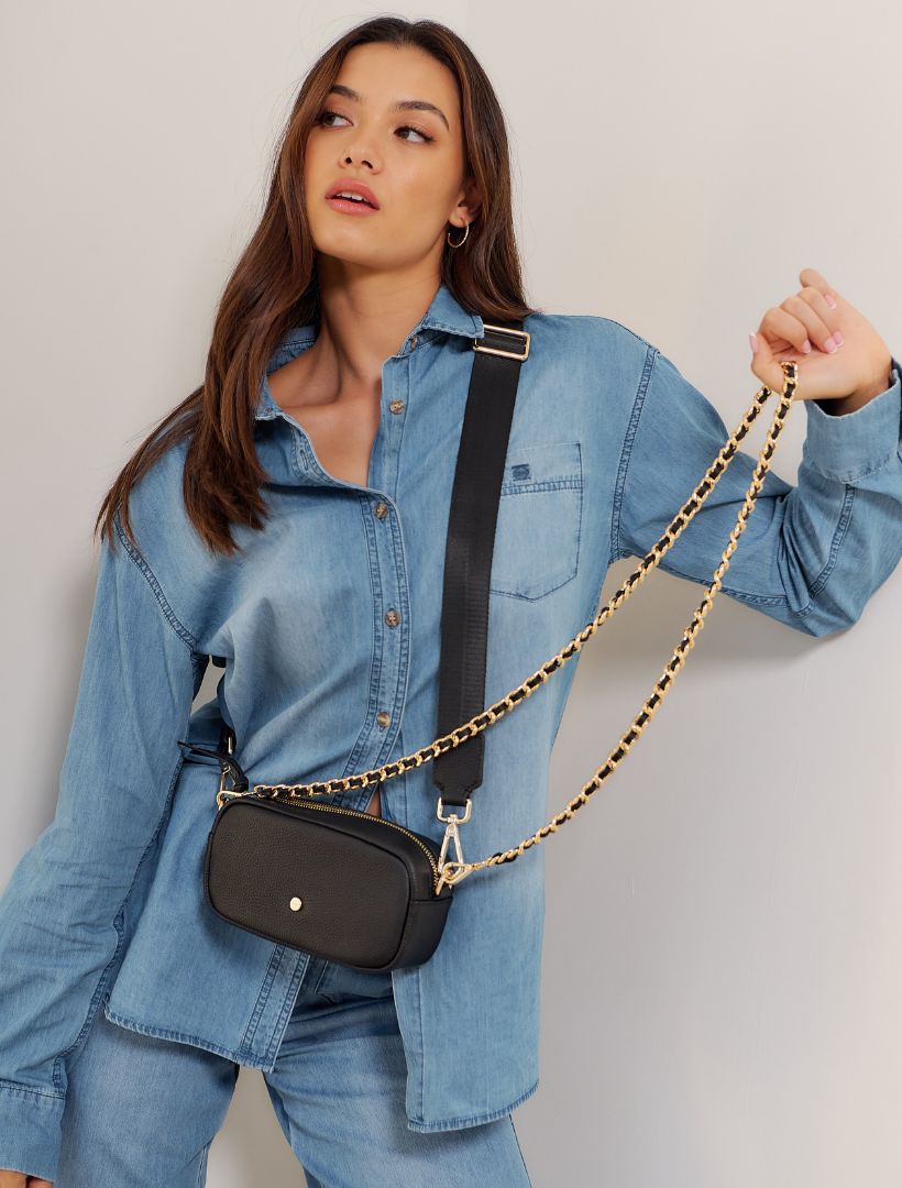 Model wears Zjoosh black leather gold chain bag