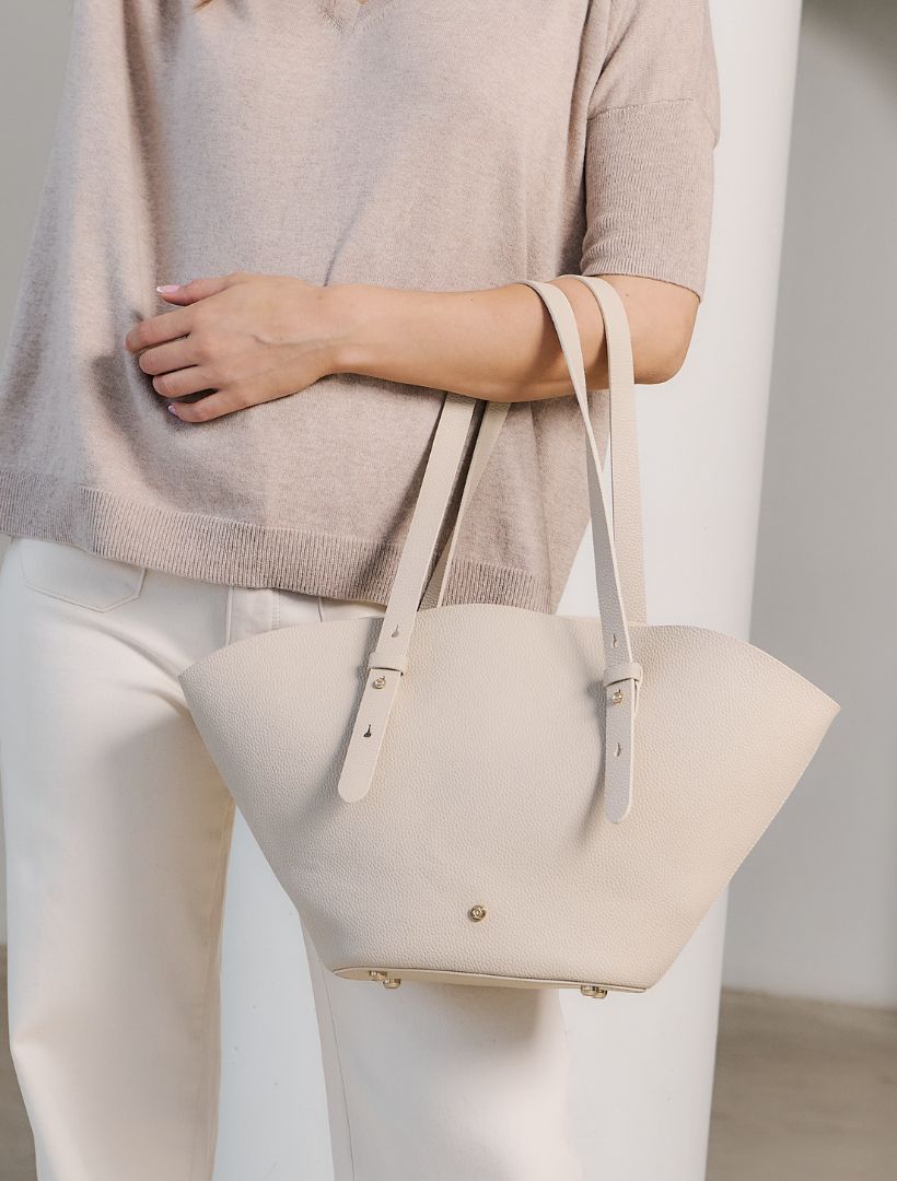 Detail - beige leather tote