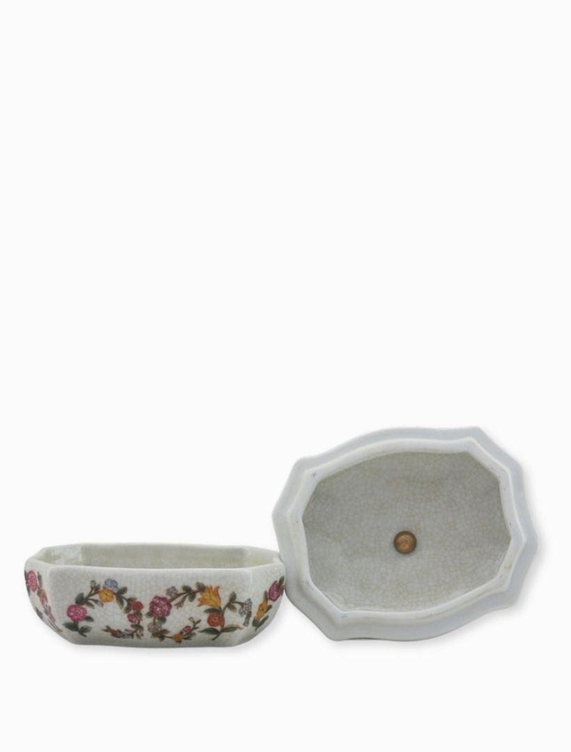 Detail - Floral porcelain tricked box