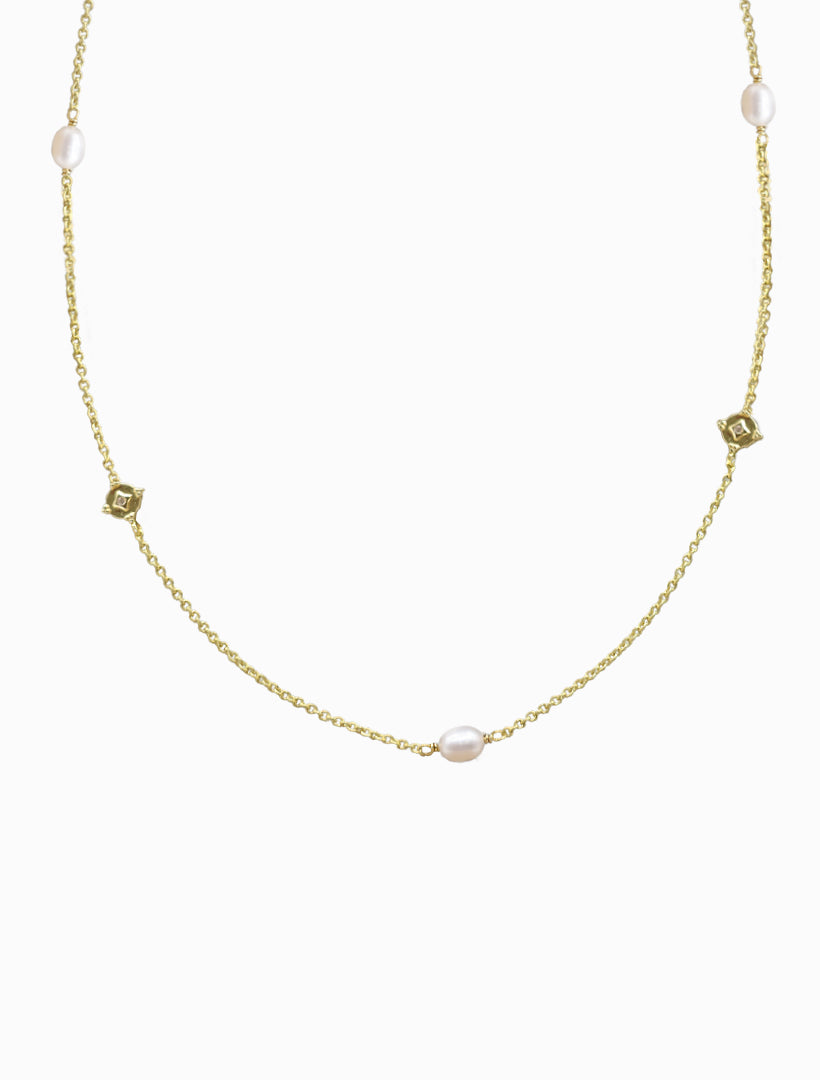 Front view - Gold pearl necklace