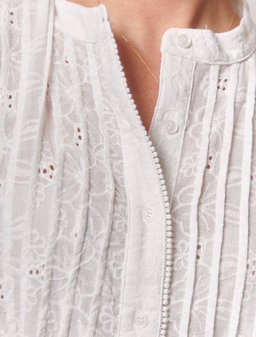 Detail - white lace top front