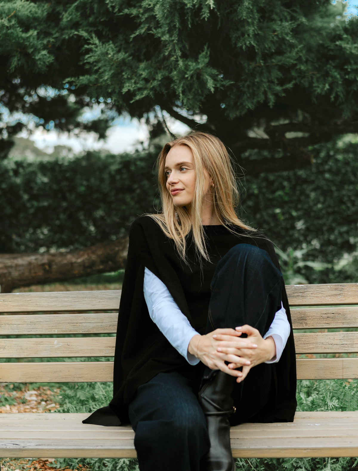 Gwyneth Cape Black - Zjoosh