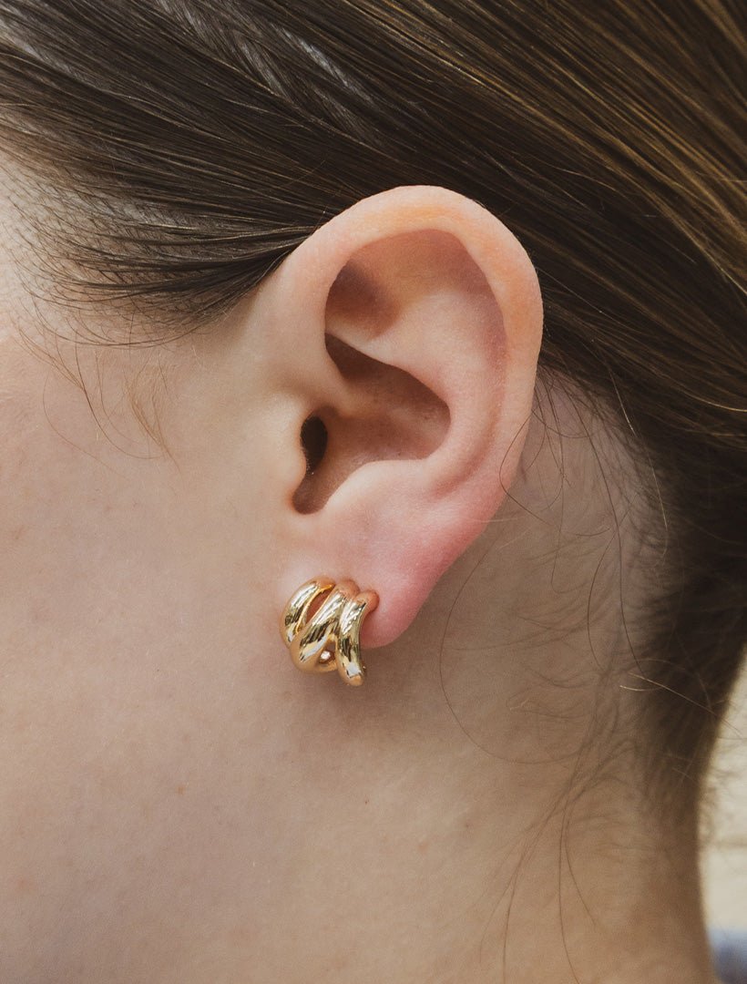 Wavy Huggie Hoops Gold - Zjoosh